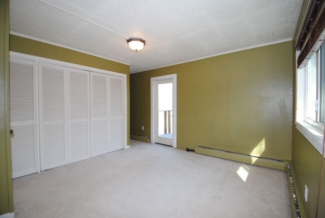Building Photo - Spacious & centrally located 4 bed / 3 bath house FOR RENT