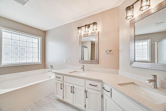 Building Photo - Spacious 4-Bed 4-Bath Home in Buffalo - Available 7/1!
