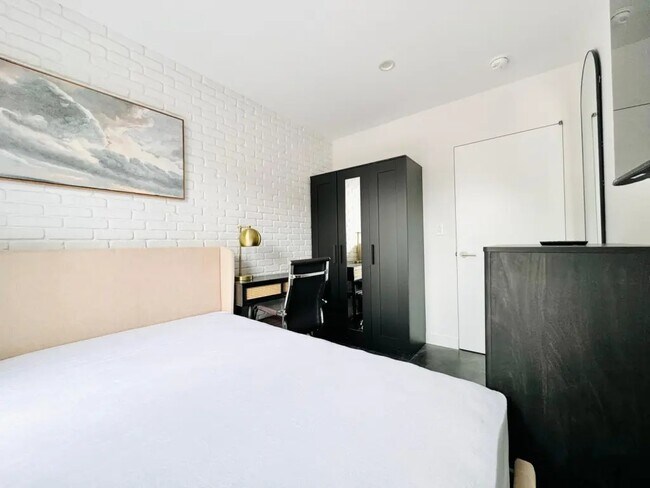 Building Photo - Furnished room/NOT APARTMENT