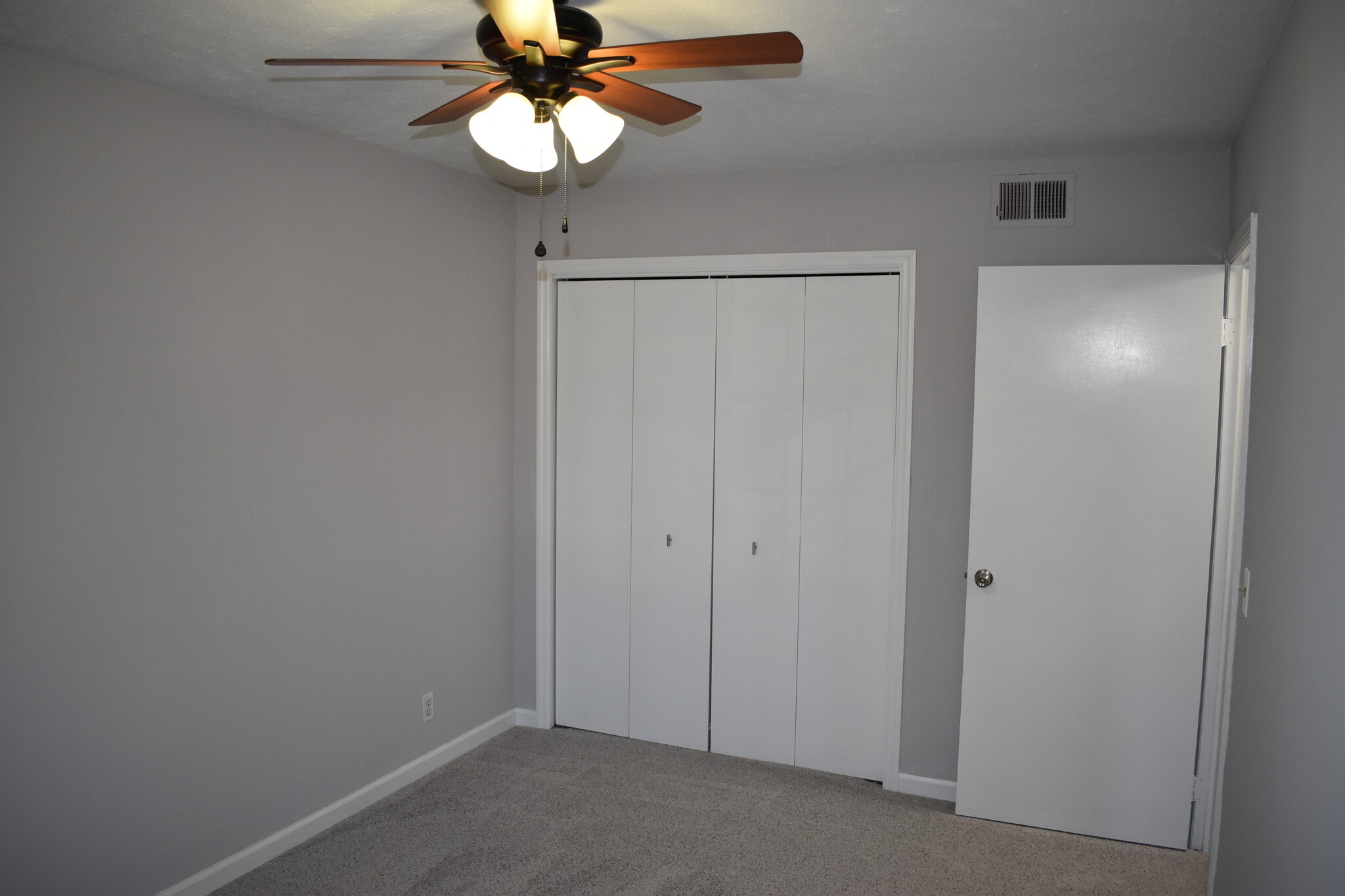 Upstairs bedroom - 610 River Rouge Dr