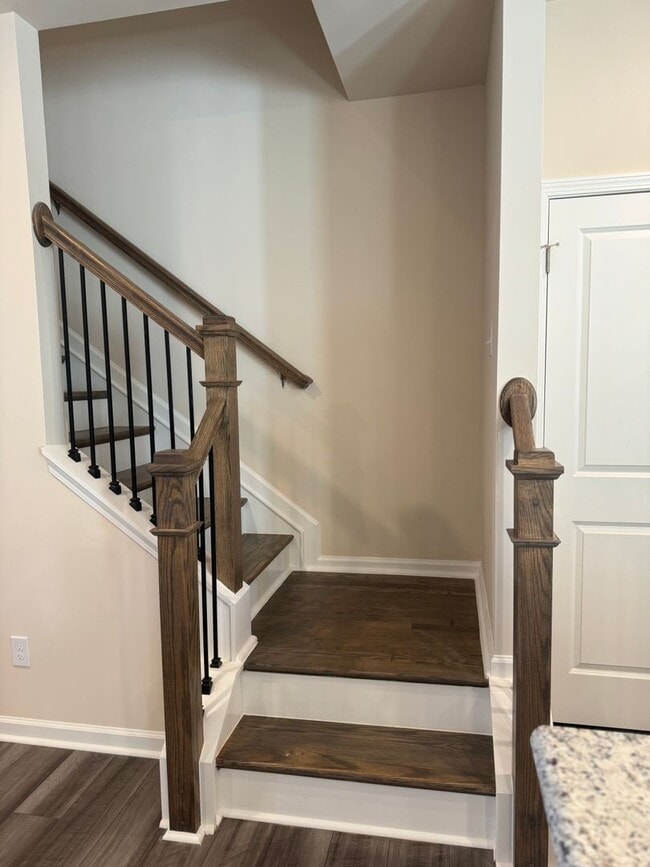Building Photo - Stunning 3BR 2.5BA Townhome in Jamestown