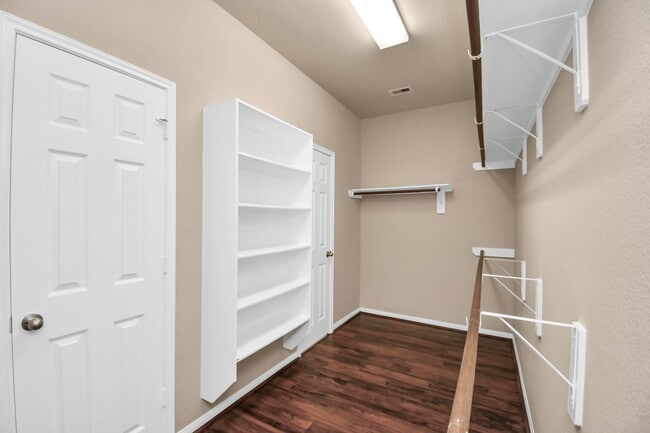 Building Photo - 6843 Bears Path Ln