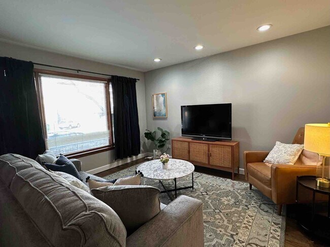 Building Photo - Spacious Main-Floor 2-Bedroom, 1.5-Bath Home