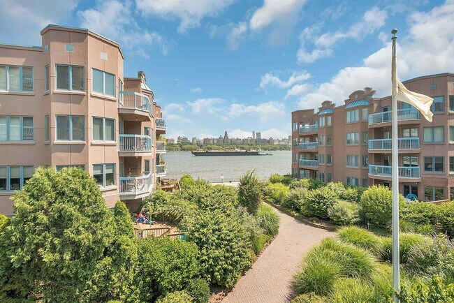 Building Photo - 302 Nelson Ct