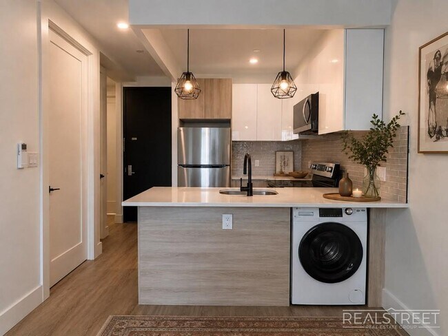 Building Photo - Modern Luxury Apartment Near Wingate Park