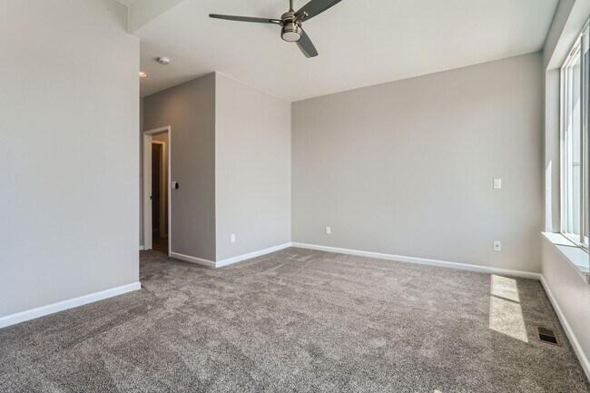 Building Photo - Stunning 3 Bed 2 1/2 Bath Home