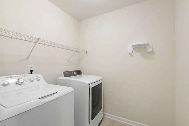 Building Photo - Charming 2-Bedroom Townhome in Desirable Remington Oaks, Cary!