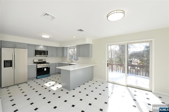 Building Photo - 472 Central Blvd