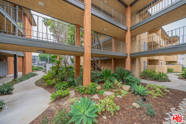 Building Photo - 15425 Sherman Way