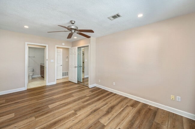 Building Photo - Gorgeous Water Views!