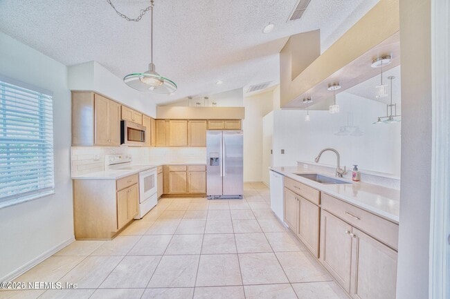 Building Photo - 5628 Loma Vista Dr W