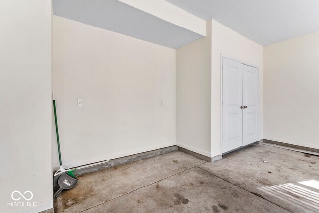 Building Photo - 6874 Nottingham Ln