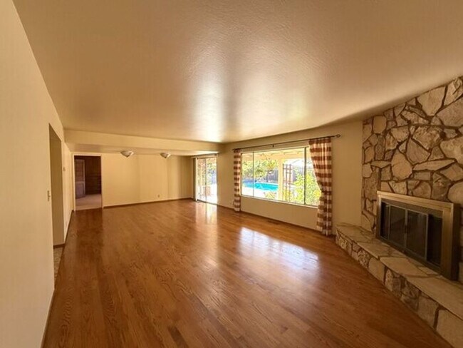 Building Photo - Beautiful 4 bedrooms 2.5 bath home