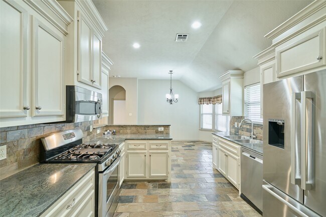 Building Photo - 13613 Vail Dr