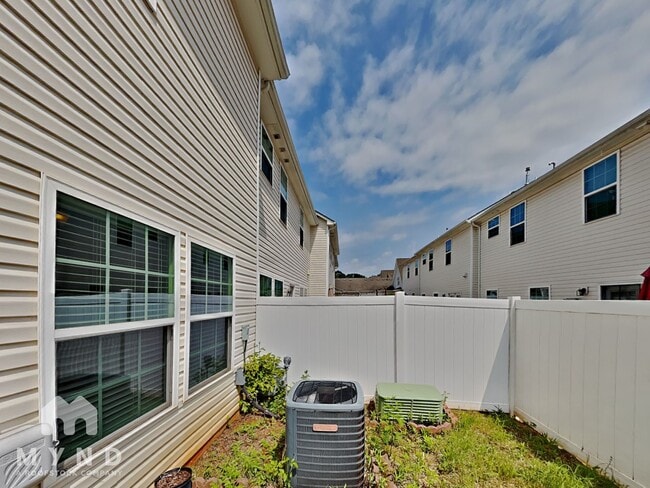 Building Photo - 7608 Red Mulberry Way