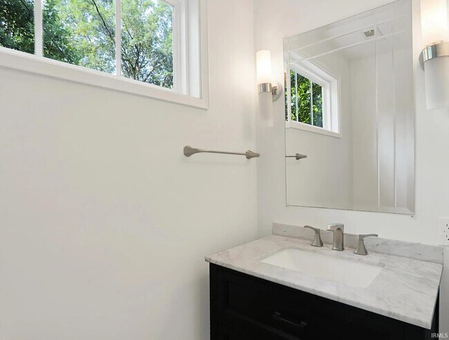 Building Photo - 1604 E University St