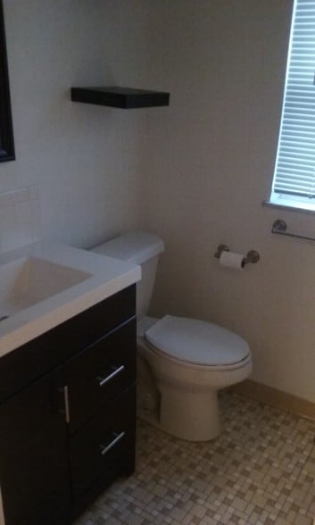 1/2 Bath - 826 Arlington Rd