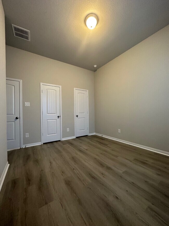 Building Photo - 7331 Saddle Tree Dr