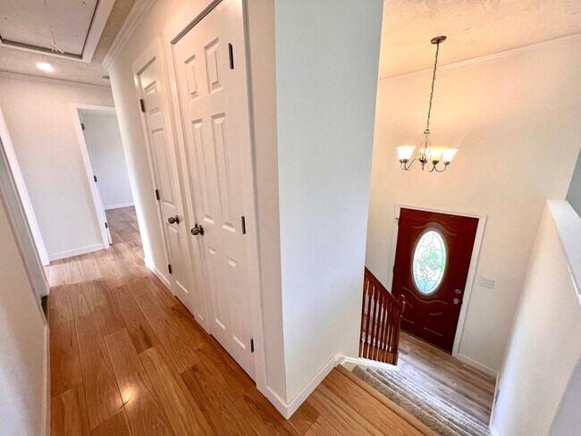 Building Photo - Absolutely Stunning Home! - 3 Bedroom 2 Fu...