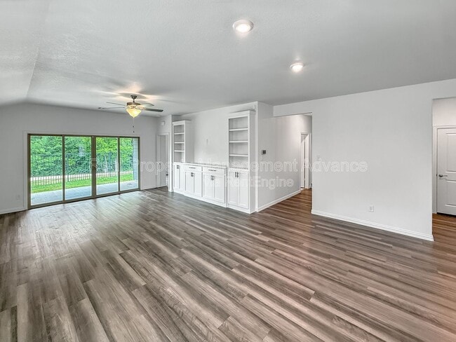Building Photo - 579 White Water Dr