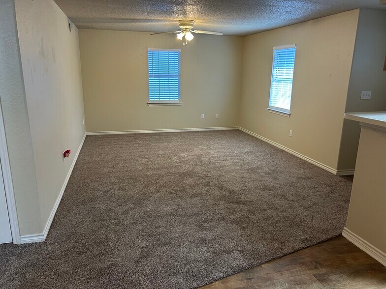 Living Room - 112 Tawakoni Trl
