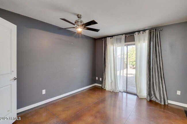 Building Photo - 3832 E Bloomfield Rd