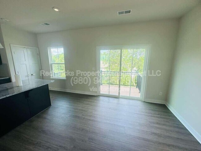 Building Photo - 9902 Oaklawn Blvd NW