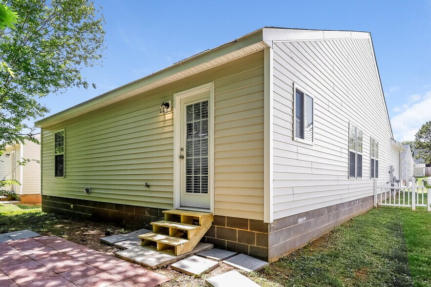 Building Photo - 3031 Salmon River Dr