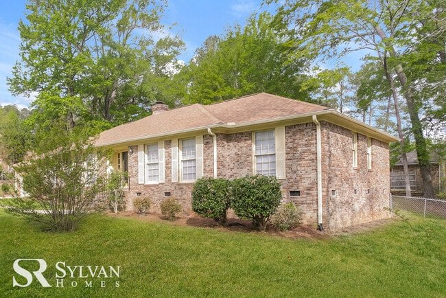 Building Photo - Come view this charming brick home