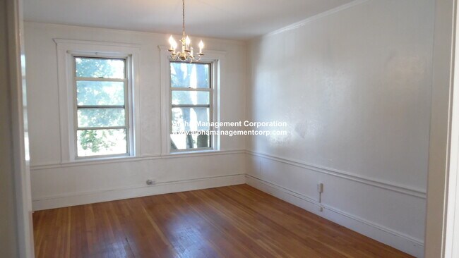 Building Photo - 90 Maple St