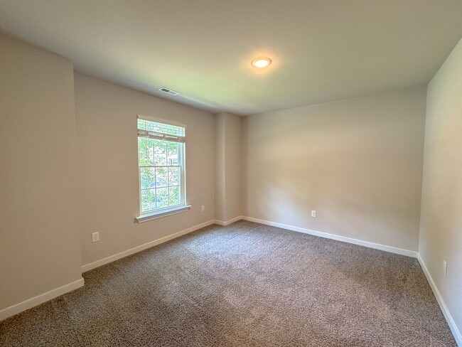Building Photo - 4Bed/2.5Bath Lake Monticello Rental