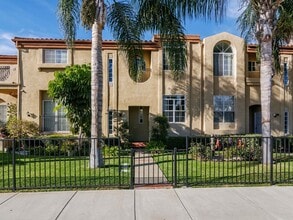 Building Photo - TOTALLY REMODELED, BLOCKS TO THE BEACH!