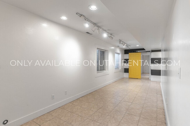 Building Photo - 1595 S 50 W