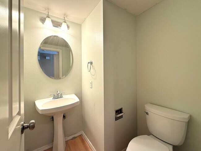 Building Photo - Bright Sammamish Home with Fully Fenced Yard