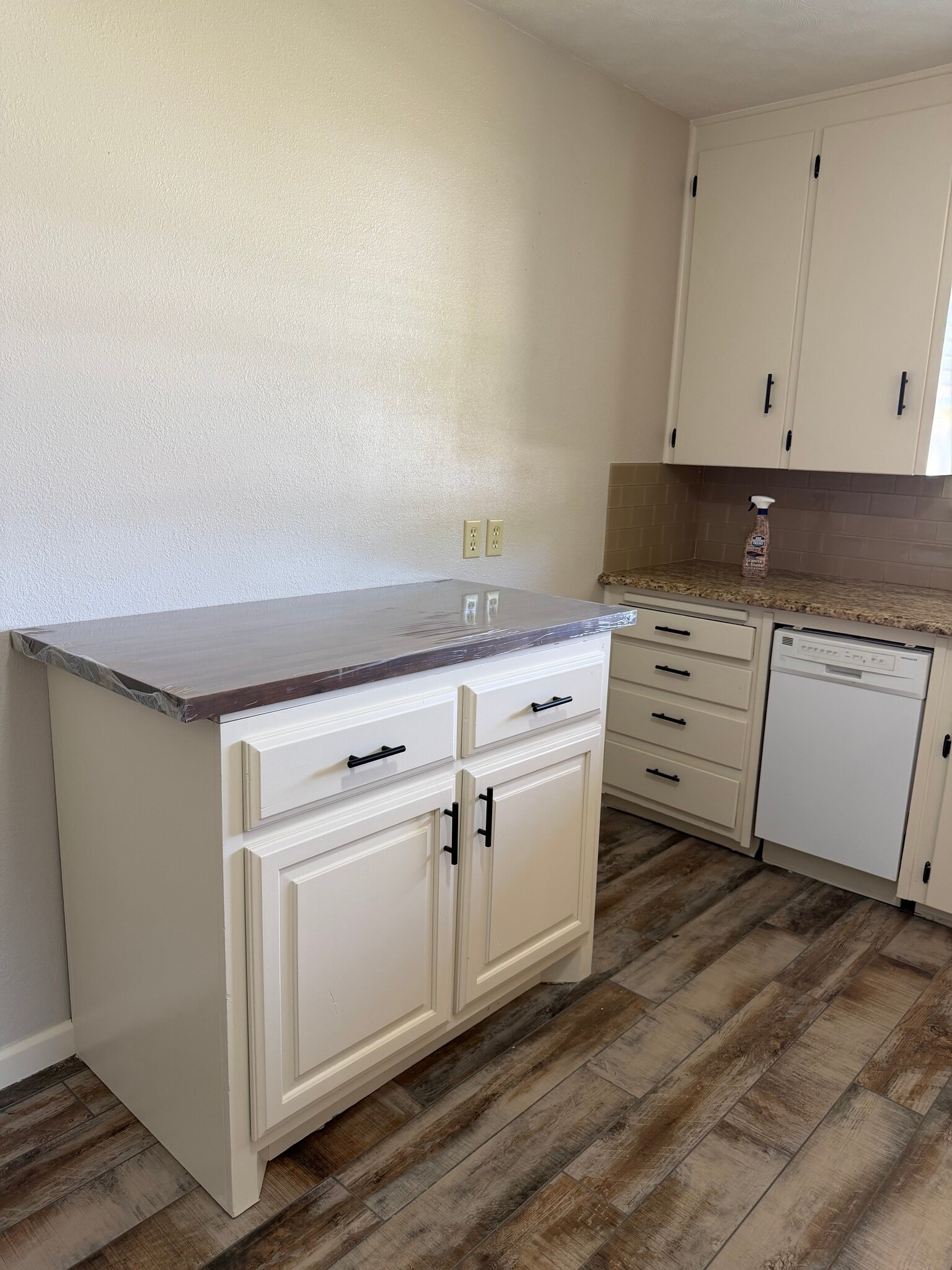 Kitchen - 536 Sherwood Ln