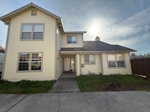 Building Photo - 2802 Sycamore Ln