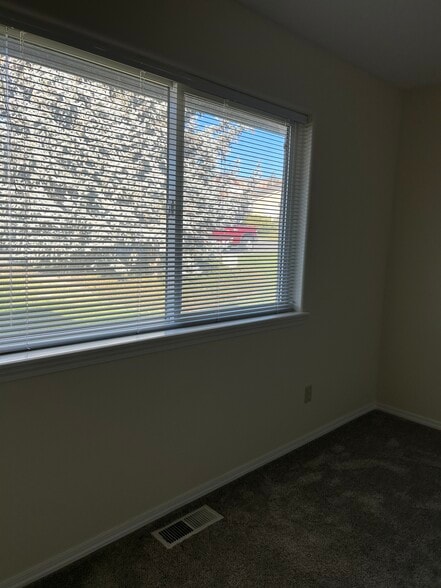 Building Photo - 405 Valleyview Ave