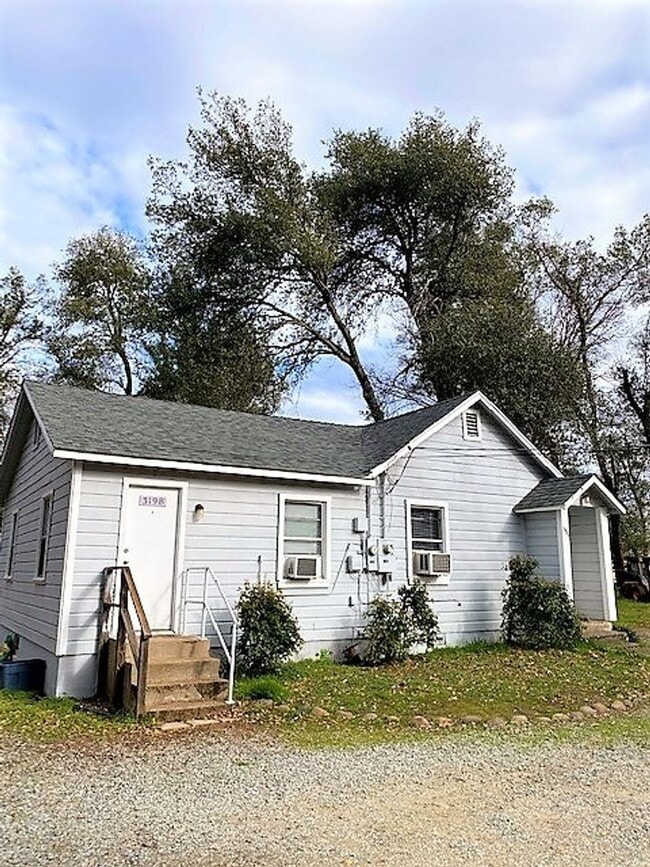 Building Photo - Quaint & Cozy Duplex!!