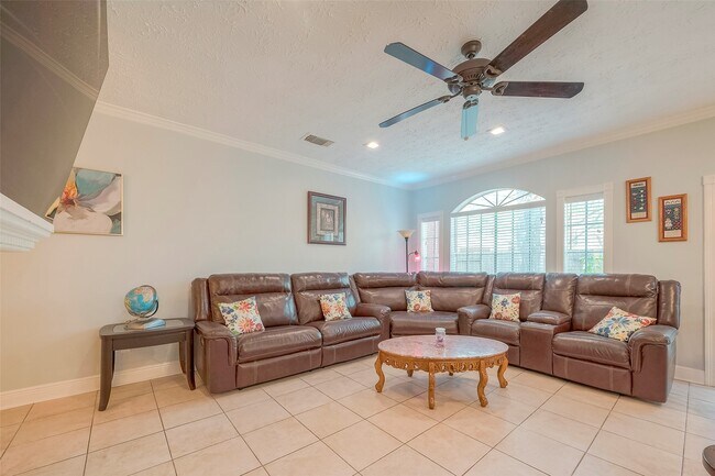 Building Photo - 5439 Fern Park Dr