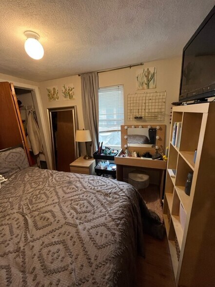 Building Photo - 144 Thorndike St