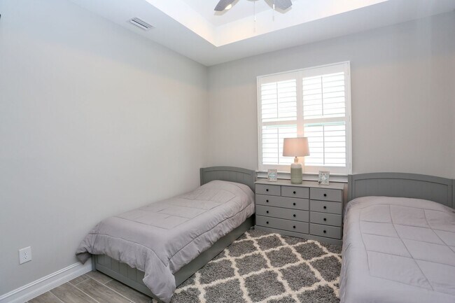 Building Photo - **Brand New, Bright & Beautiful Bonita Spr...