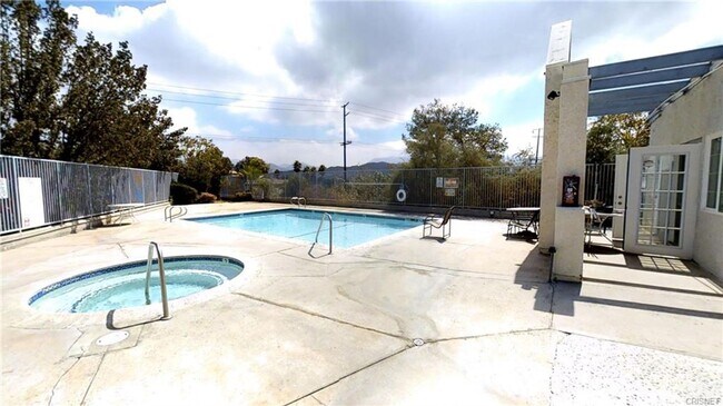 Building Photo - Darling 2+2 Condo W/Views + Amenities in g...