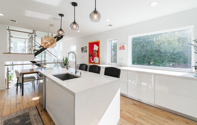 Building Photo - Three Bed Olde Kensington Home