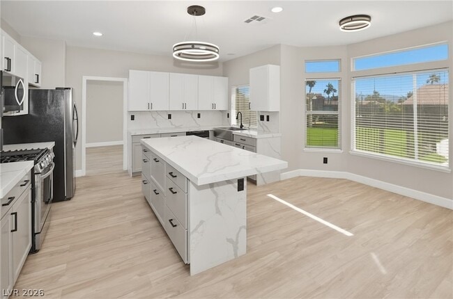 Building Photo - 747 Canyon Crest Dr