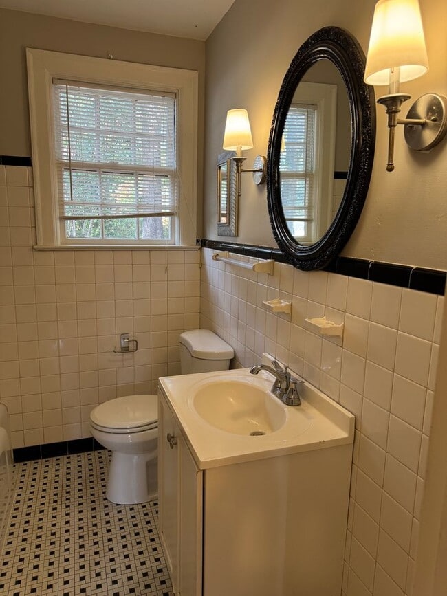 Building Photo - Adorable Home