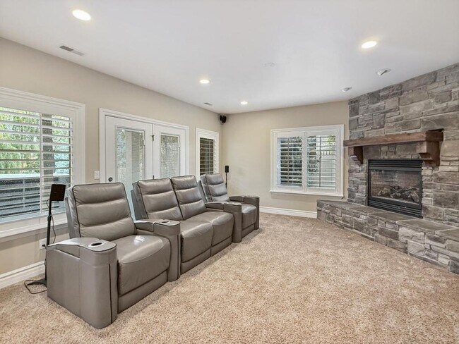 Building Photo - 1615 E Lakeview Way