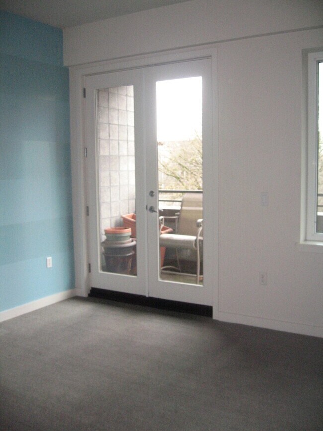 Building Photo - NO PARKING/2+ bed/2 bath top floor condo with full length balcony overlooking north park blocks/N...