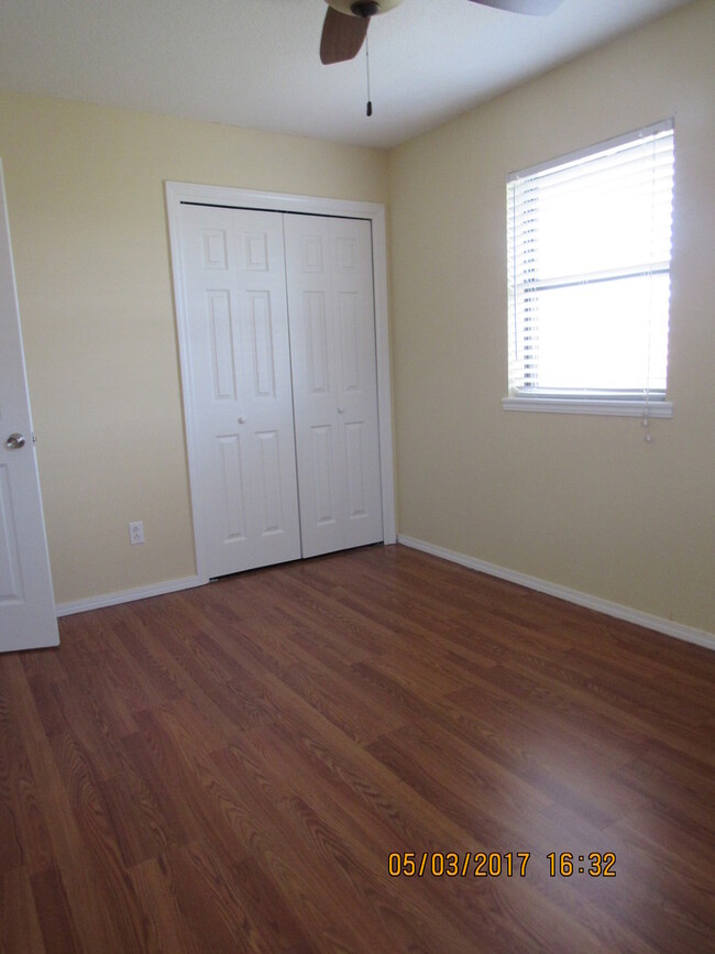 Building Photo - Very nice spacious home! No Carpet! Pet Fr...