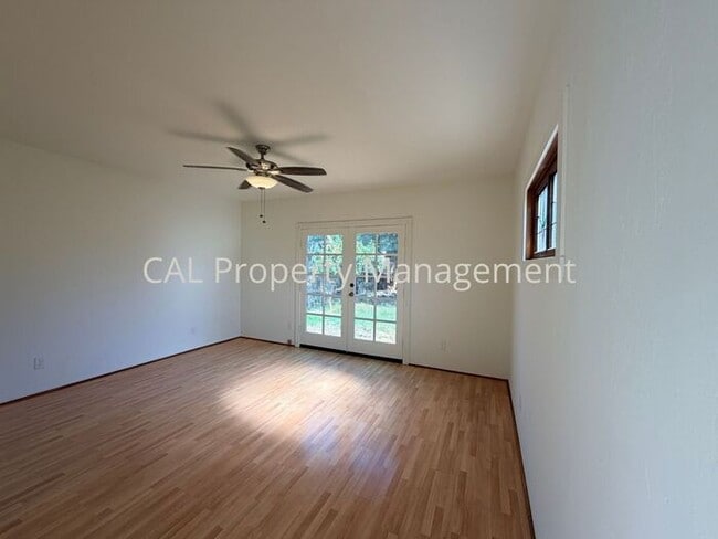 Building Photo - 3 bedroom 2 bathroom single level home!