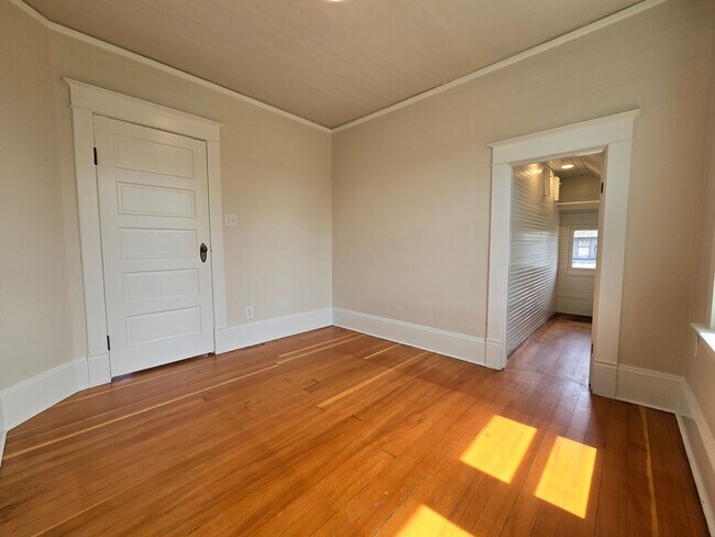 Building Photo - 1631 Oakes Ave